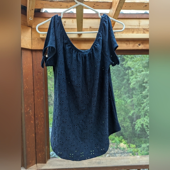 Eyelet top with cold shoulder sleeves - Picture 2 of 3